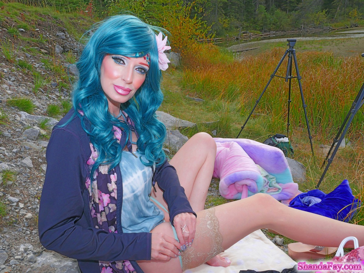 Blue Haired Shanda Fay Spreads Her Pussy Outdoors