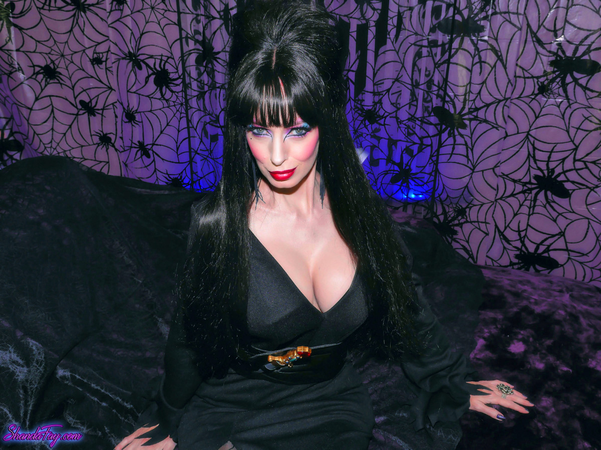 Cosplay Cougar Shanda Fay Does Hot Naked Elvira